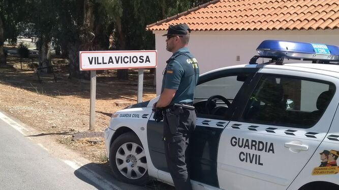 Una patrulla de la Guardia Civil en Villaviciosa.