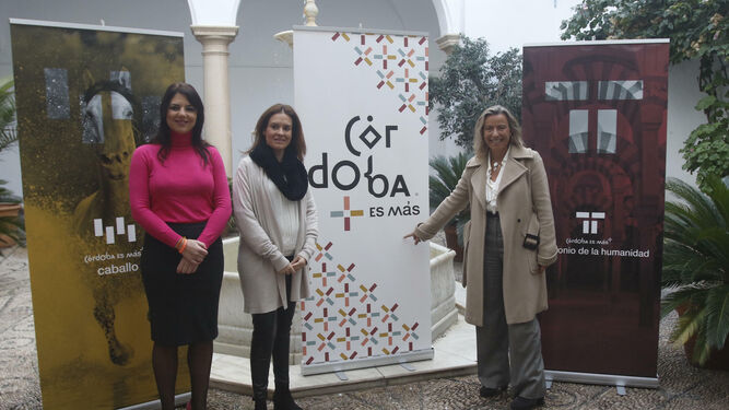 Purificación Joyera, Inmaculada Silas e Isabel Albás, junto a la imagen promocional de Córdoba.