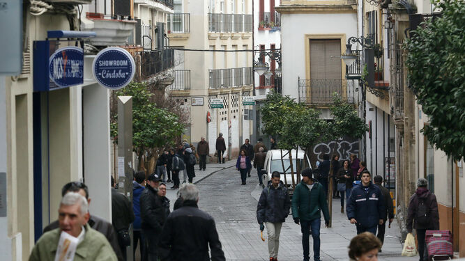 Los cordobeses caminan las calles de la ciudad.
