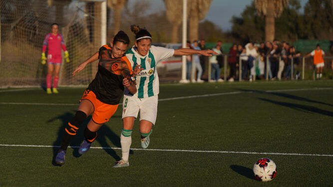 La blanquiverde Mery Martí forcejea por el esférico con una jugadora del Valencia.