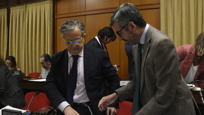 El presidente de Vimcorsa, Salvador Fuentes, conversa con Miguel Ángel Torrico durante un Pleno.