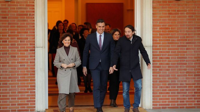 Pedro Sánchez, Carmen Calvo y Pablo Iglesias salen del primer Consejo de Ministros del nuevo Gobierno el martes.