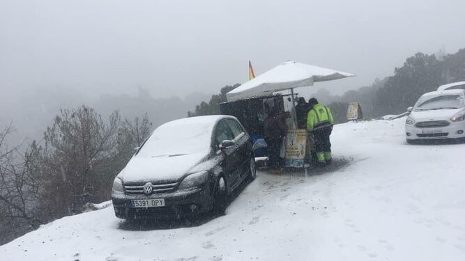 Borrasca Gloria en Granada: caos en la bajada de Sierra Nevada por la nieve