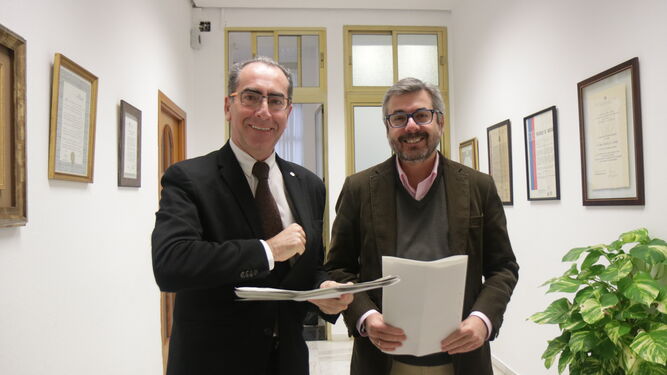 Antonio Álvarez y Miguel Ángel Torrico, antes de informar sobre la Junta de Gobierno Local.