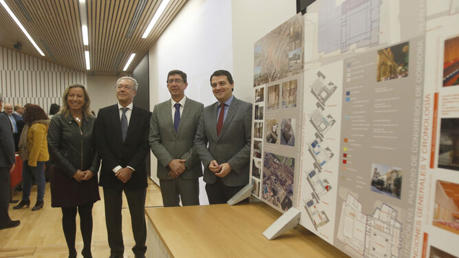 Isabel Albás, Rogelio Velasco, Juan Marín y José María Bellido, posan junto a planos de la segunda fase.