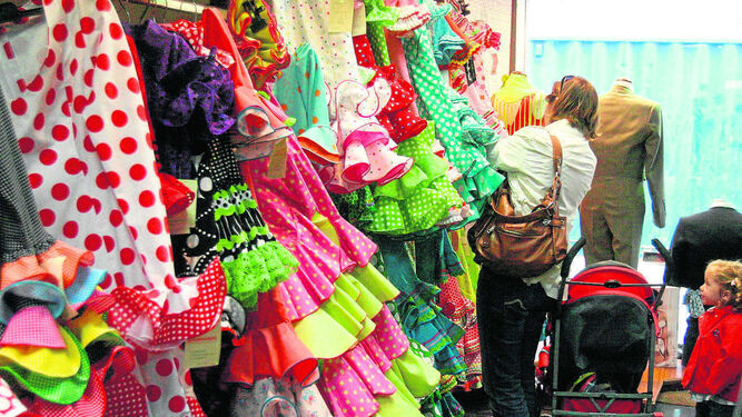 Desde el 50% de descuento se podrán encontrar trajes en la I Feria Outlet y Stock de Moda Flamenca en las 'setas', este fin de semana.