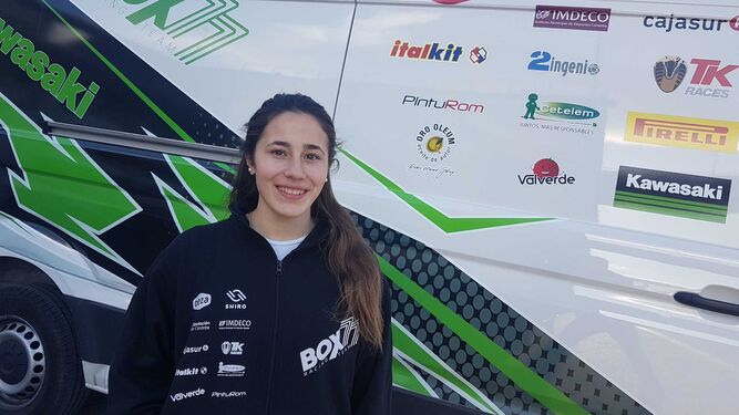 La madrileña Bea Neila posa ya como piloto del Deza-Box 77 Racing Team.