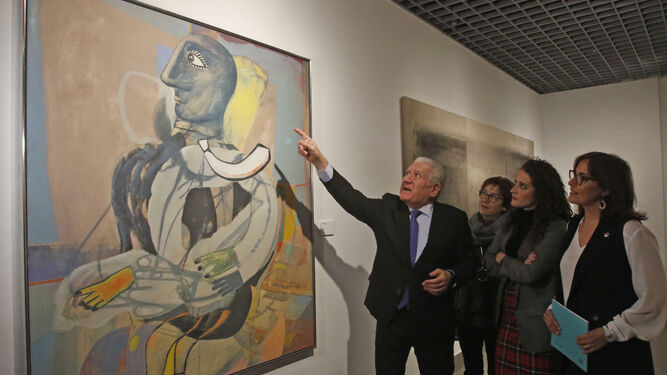 Luis Bassat expica algunos de los detalles de una obra de Alfonso Fraile, en la inauguración
