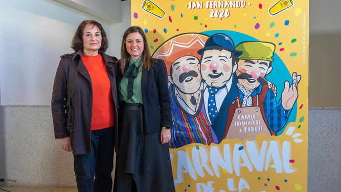 Manoli de los Santos junto a Patricia Cavada y el cartel del Carnaval de La Isla en 2020.