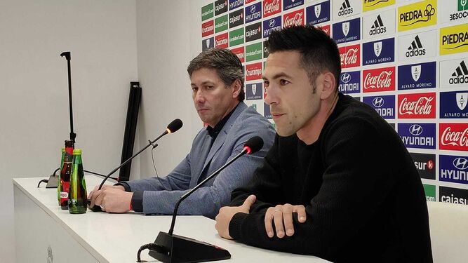 Carlos Valverde junto a Alfonso Serrano, durante su presentación.