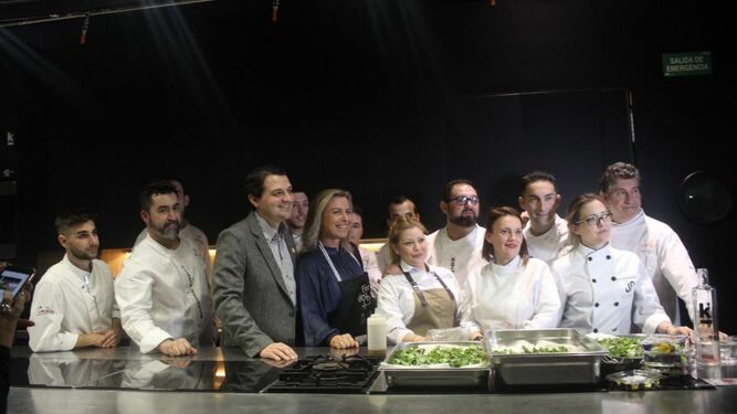 José María Bellido e Isabel Albás con los cocineros cordobeses en Fitur.