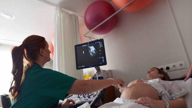 La jefa de la Unidad de Ginecología y Obstetricia, Ana Ortiz Minuesa, realiza una ecografía a una gestante.