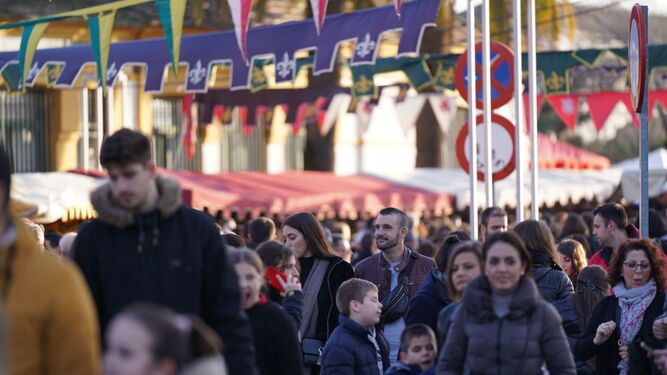 Numerosas personas pasean por el Mercado de las Tres Culturas, en La Calahorra.