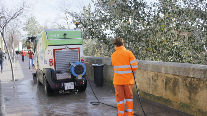 Operarios de Sadeco realizan tareas de limpieza en la Ribera.