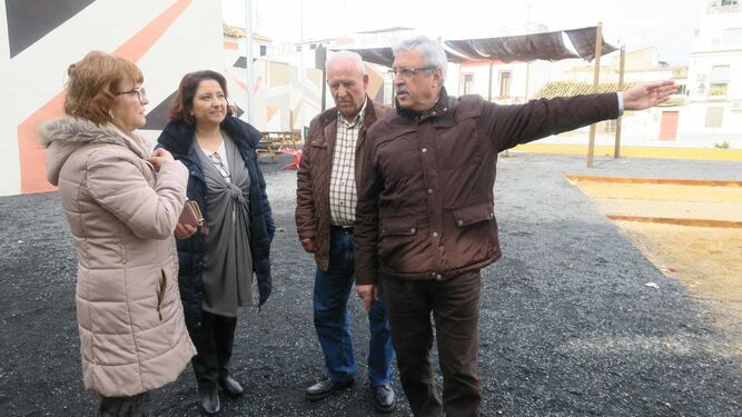 Los ediles del PSOE Alicia Moya y José Rojas en su visita al antiguo solar del cine Andalucía.