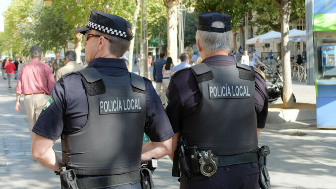 Dos agentes de la Policía Local de Córdoba.