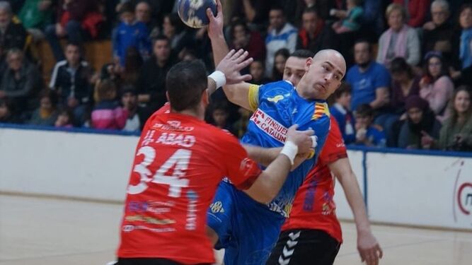 La defensa del Cajasur Córdoba BM intenta frenar a un jugador del Sarriá.