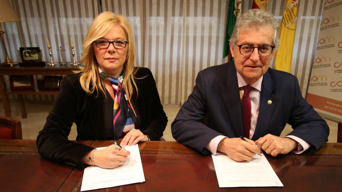 Raquel García Centeno y Bernabé Galán, en la firma del convenio.