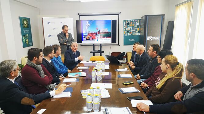 La Autoridad Portuaria de Almería presenta al sector del mármol las ventajas del transporte en contenedor para el comercio internacional