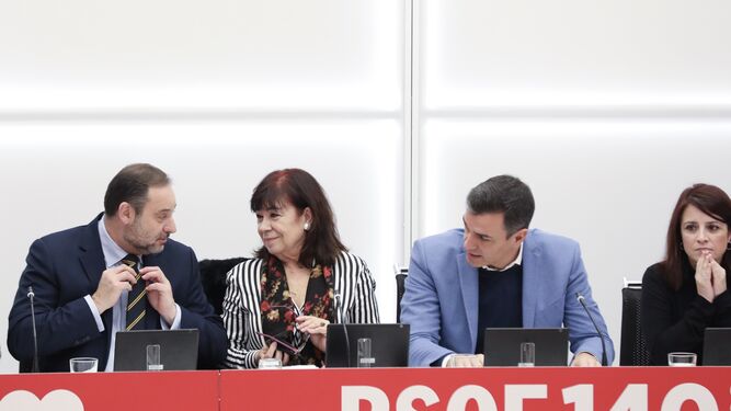 José Luis Ábalos, Cristina Narbona y Pedro Sánchez charlan ayer antes de la Ejecutiva socialista en Ferraz.