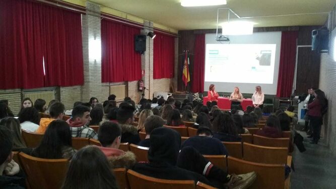 Un momento de la conferencia en el instituto Álvarez Cubero de Priego de Córdoba.