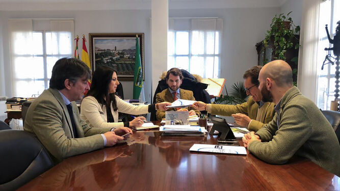 Un momento durante la visita de Purificación Joyera al Ayuntamiento de Cabra.