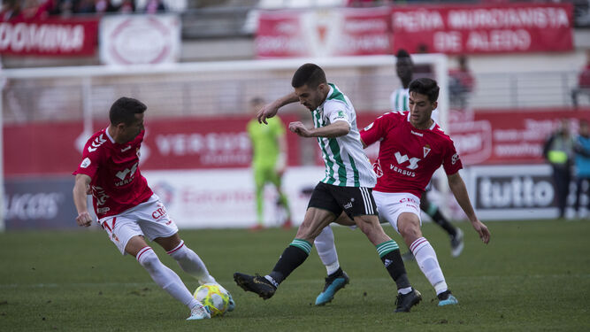 Zelu intenta dar un pase entre dos jugadores del Murcia, el pasado domingo en el Enrique Roca.