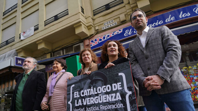 Ana Naranjo, Toni Valero y Alba Doblas, con miembros de asociaciones memorialistas.