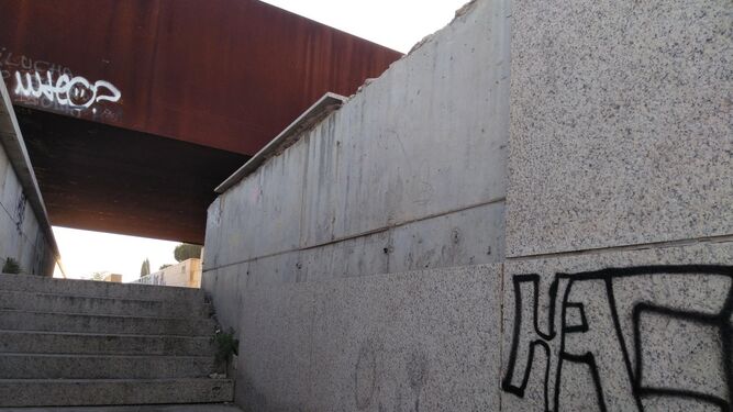 Pintadas en los bajos del Puente de Miraflores.