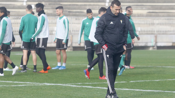 Raúl Agné se aleja del grupo durante un entrenamiento en la Ciudad Deportiva.
