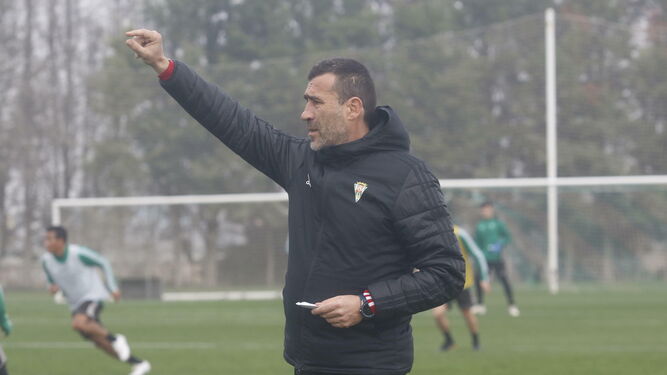 Raúl Agné llama la atención de sus jugadores durante una sesión en la Ciudad Deportiva.