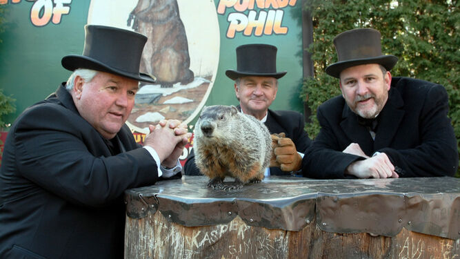 Organizadores del Día de la Marmota, con la protagonista, la marmota Phil.