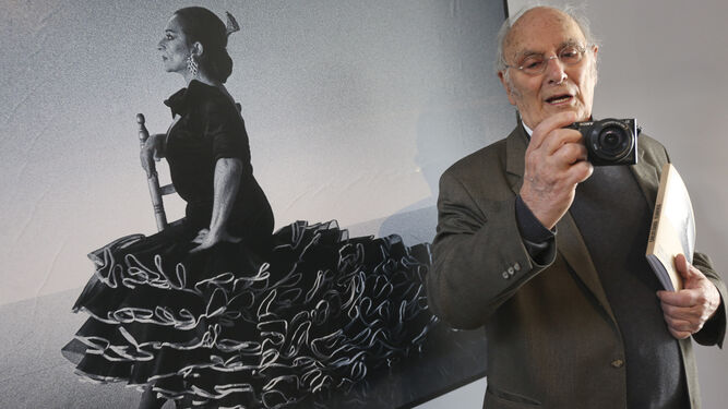 Carlos Saura, junto a un retrato de Lola Flores, este viernes en la inauguración de su exposición en La Malagueta.