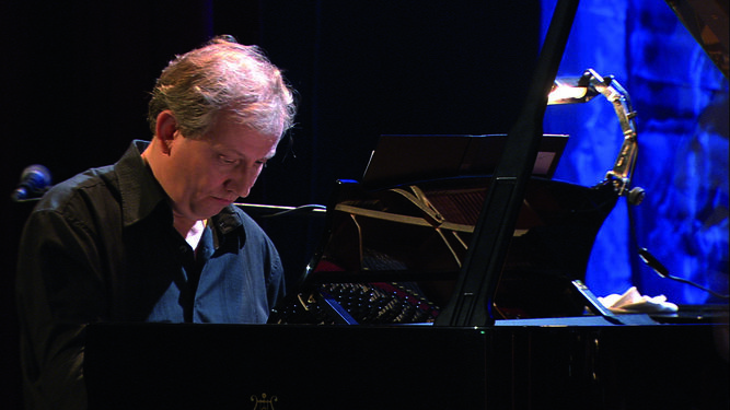 El compositor y musicólogo belga Wim Mertens tocando el piano en uno de sus conciertos.