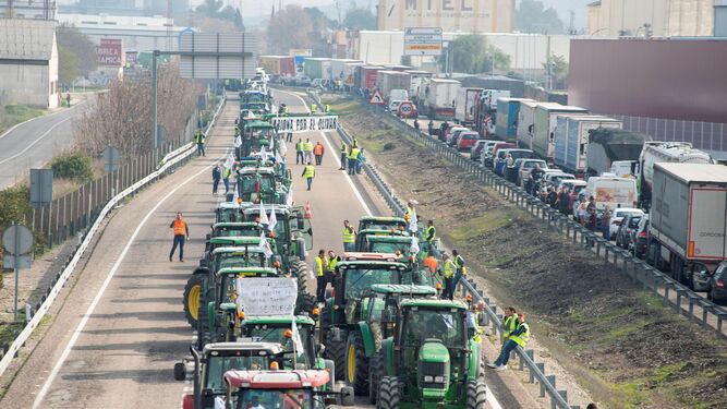 Protesta de agricultores de Jaén en la A-4 el pasado jueves.