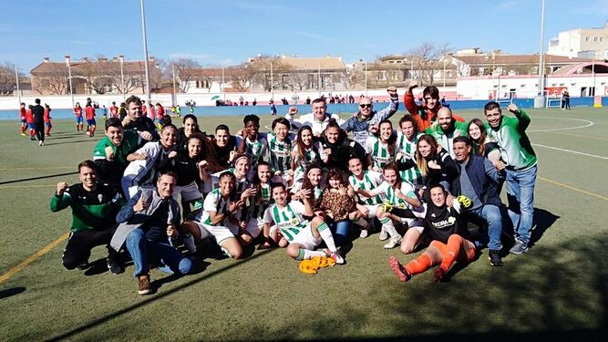 Las jugadoras del Córdoba Femenino celebran su victoria con los seguidores que se acercaron a ver el partido.