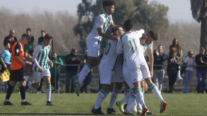 Los jugadores del Córdoba B celebran el golazo de Kaya a la Lebrijana.