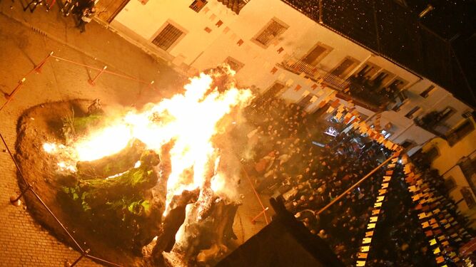 La gran hoguera arde en la Plaza de la Villa de Dos Torres.