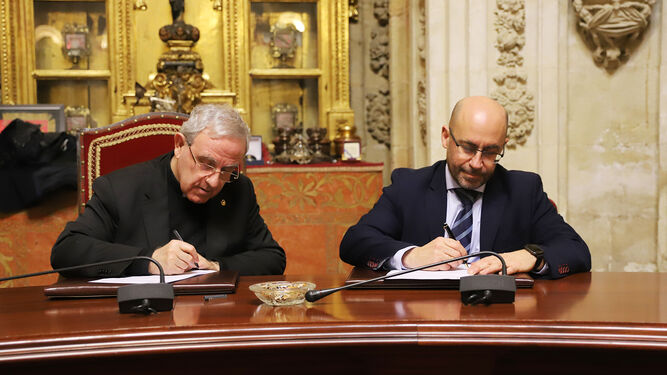 Manuel Pérez Moya y José Manuel Martín Lozano, en la firma del convenio.