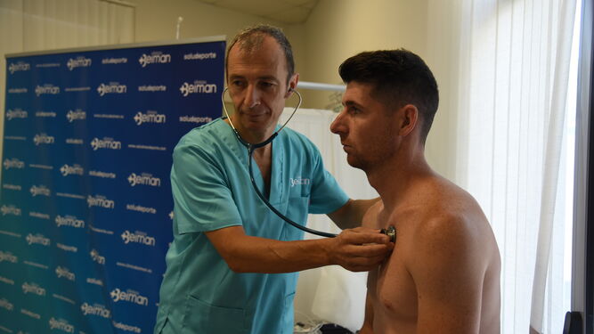 El doctor Bernardo Viana chequea a Javi Flores, en la sede de la clínica Beiman en Córdoba.