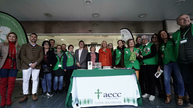 Voluntarias y miembros de la AECC, en el acto del Día Contra el Cáncer.