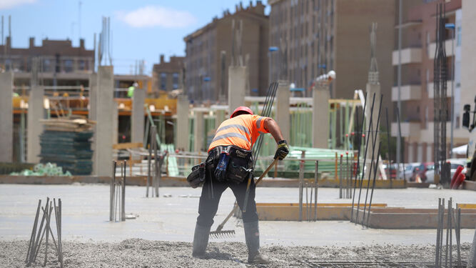 Un hombre trabaja en la construcción de un edificio.