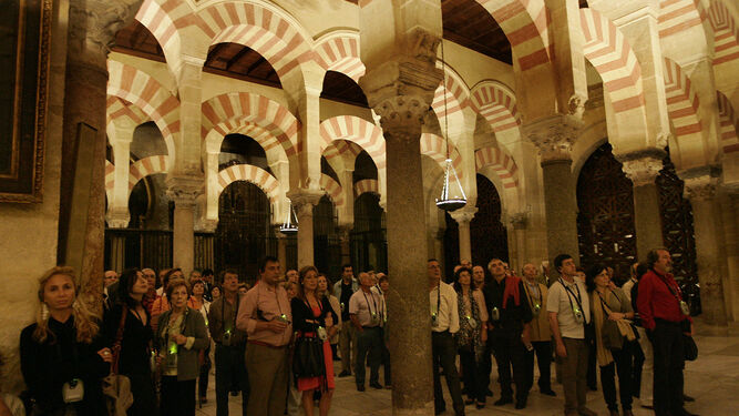 Asistentes a una visita nocturna a la Mezquita-Catedral.