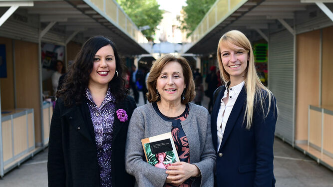 María Rosal (centro), junto a Alicia Vara y  Alessia della Roca,  dos autoras que han estudiado su obra.