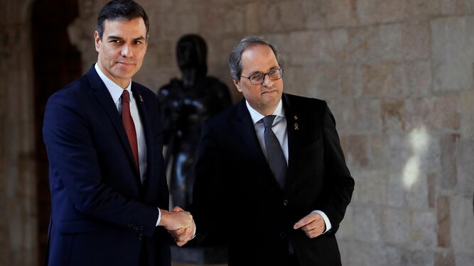 Pedro Sánchez y Quim Torra se estrechan las manos en la Generalitat.