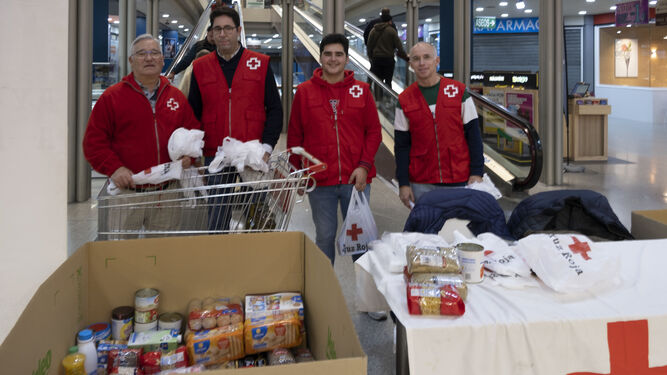 Voluntarios de Cruz Roja, junto a alimentos recogidos en una Operación Kilo.