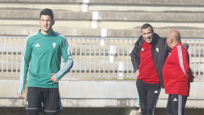 Raúl Agné bromea con Pepillo durante un entrenamiento, con Fran Gómez en primer plano.