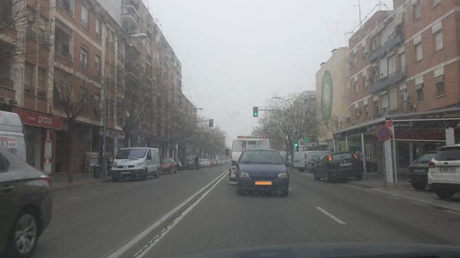 La grúa municipal retira un vehículo en la avenida de Cádiz.