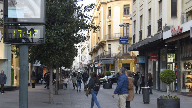 Varias personas caminan por la antigua calle Cruz Conde.