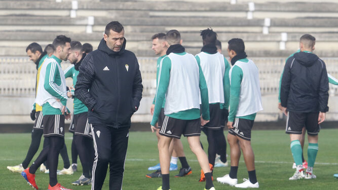 Raúl Agné aguarda el calentamiento de sus jugadores para empezar un entrenamiento en la Ciudad Deportiva.